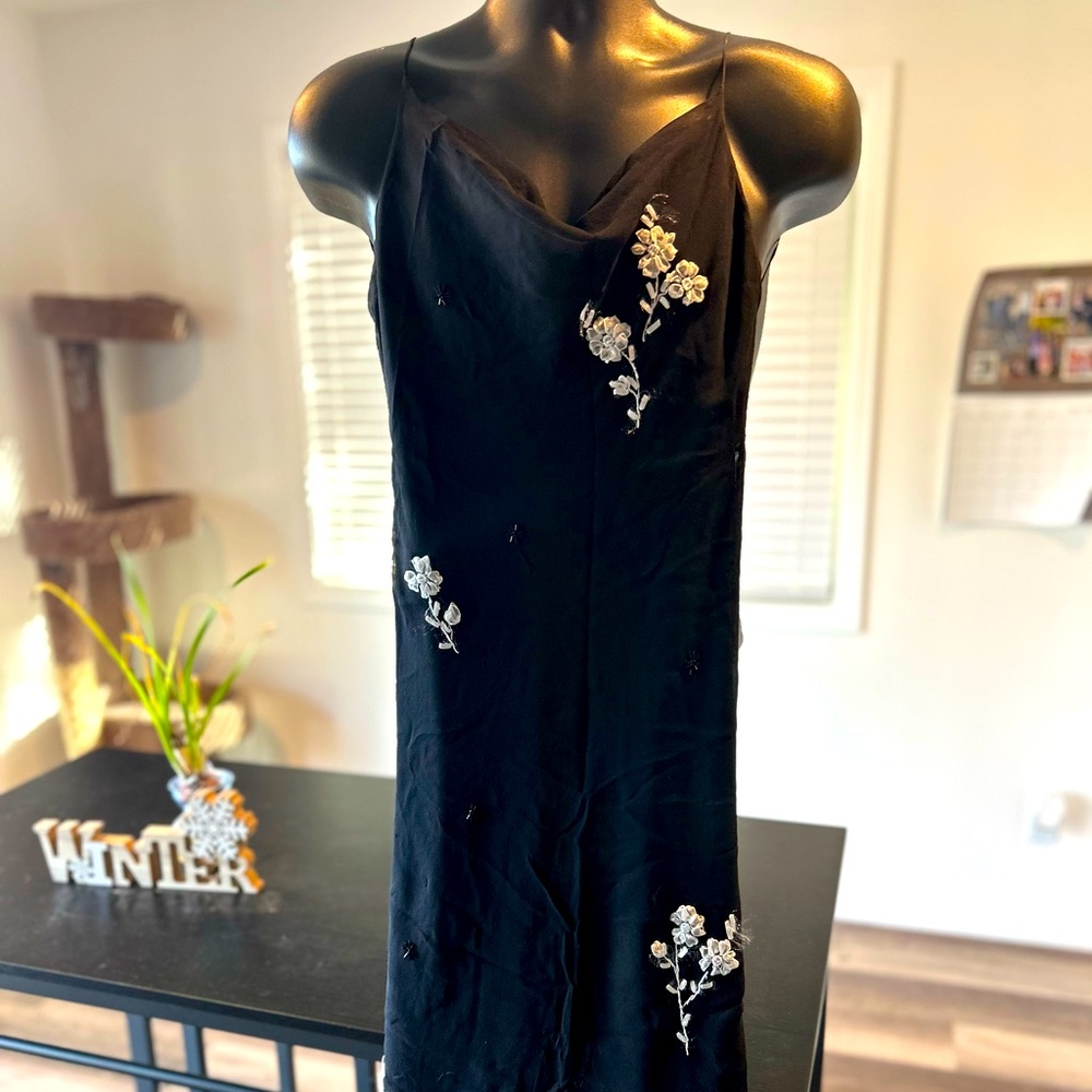 Gorgeous silk dress with embroidered flowers by Shelli Segal size 2